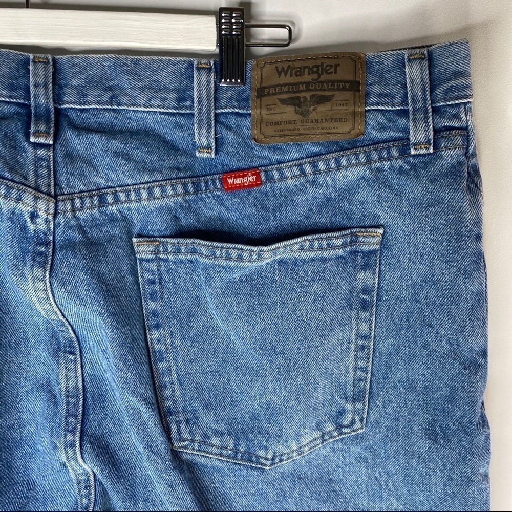 Wrangler mid wash 42X30 - Picture 5 of 11